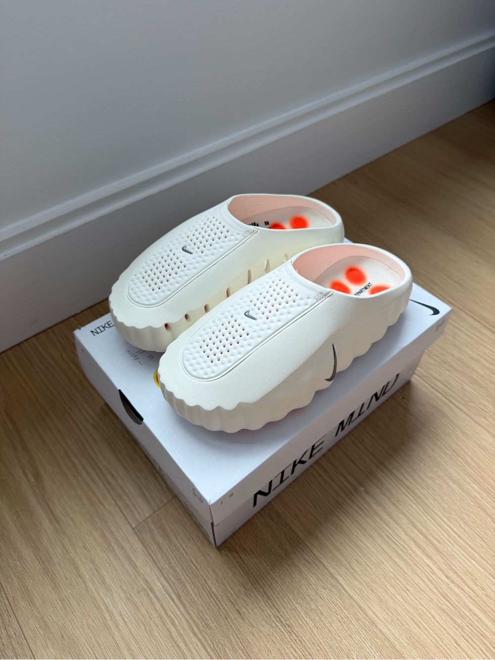 Nike Mind 001 Slide HQ4307-100 Sail/Metallic Platinum/Hyper Crimson/Black US 9